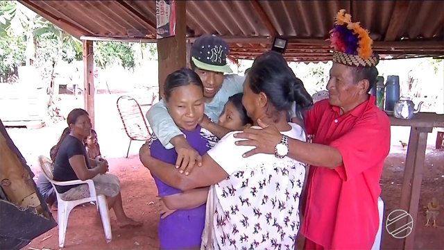 A indígena que avisou estar viva durante o próprio velório, reencontrou a família na aldeia na tarde desta terça (28) (Foto: TV Morena | Reprodução) A indígena que avisou estar viva durante o próprio velório, reencontrou a família na aldeia na tarde desta terça (28) (Foto: TV Morena | Reprodução)