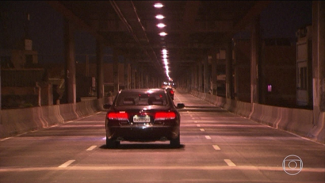  Bandidos fazem arrastão na Linha Vermelha, no Rio (Foto: Reprodução)
