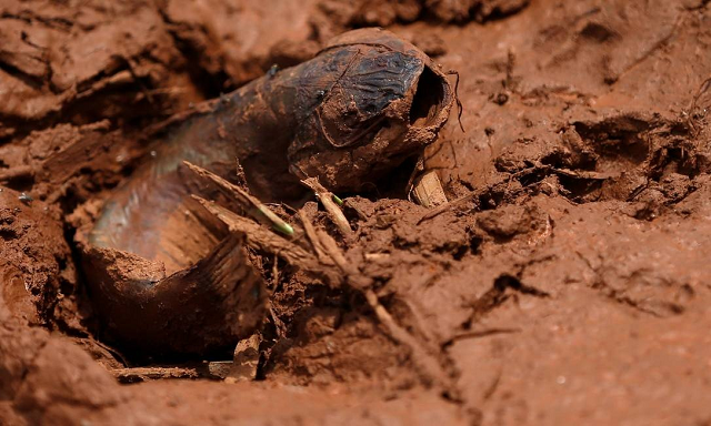 Nem mesmo peixes escaparam da destruição deixada pela tsunami de lama, liberada após o rompimento da barragem da Vale. O conteúdo tóxico invadiu o rio Paraopeba, que ganhou tom alaranjado logo após a tragédia e, agora, está irreconhecível (Foto: Adriano Machado | Reuters) Nem mesmo peixes escaparam da destruição deixada pela tsunami de lama, liberada após o rompimento da barragem da Vale. O conteúdo tóxico invadiu o rio Paraopeba, que ganhou tom alaranjado logo após a tragédia e, agora, está irreconhecível (Foto: Adriano Machado | Reuters)