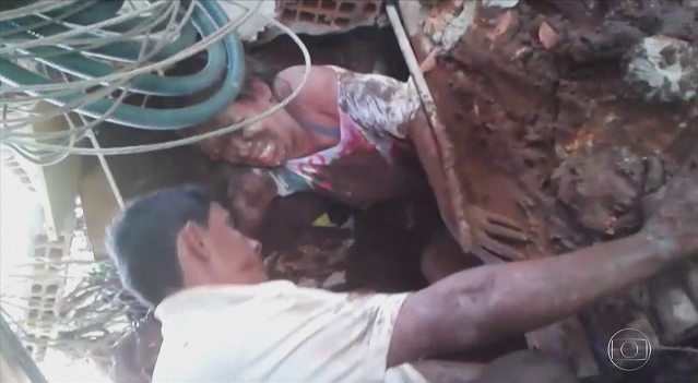 Moradora presa em escombros é resgatada pelo marido em Brumadinho (Foto: Print | Vídeo) Moradora presa em escombros é resgatada pelo marido em Brumadinho (Foto: Print | Vídeo)