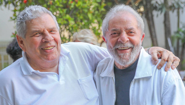 Ex-presidente pediu à Justiça para acompanhar enterro do irmão Vavá, que morreu na terça-feira (29). Corpo de Vavá foi sepultado no início da tarde desta quarta-feira (30) (Foto: Reprodução) Ex-presidente pediu à Justiça para acompanhar enterro do irmão Vavá, que morreu na terça-feira (29). Corpo de Vavá foi sepultado no início da tarde desta quarta-feira (30) (Foto: Reprodução)