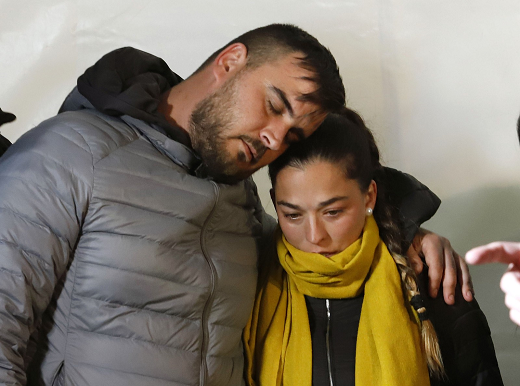 Pais de Julen Roselló, José Roselló y Victoria García, participam de vigília na última quinta-feira (24) em Totalan, na Espanha (Foto: Alex Zea | Europa Press via AP) Pais de Julen Roselló, José Roselló y Victoria García, participam de vigília na última quinta-feira (24) em Totalan, na Espanha (Foto: Alex Zea | Europa Press via AP)
