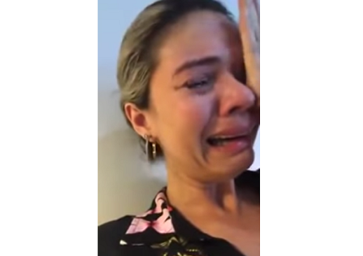 Vídeo publicado nesta sexta-feira, 17, mulher quase não consegue falar de tanto chorar (Foto: Print | Vídeo)