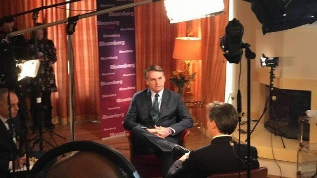 Bolsonaro concede entrevista à agência de notícias Bloomberg, em Davos (Foto: Reprodução) Bolsonaro concede entrevista à agência de notícias Bloomberg, em Davos (Foto: Reprodução)