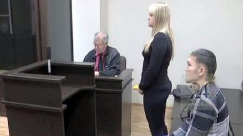 O casal em tribunal da Rússia (Foto: Reprodução) O casal em tribunal da Rússia (Foto: Reprodução)