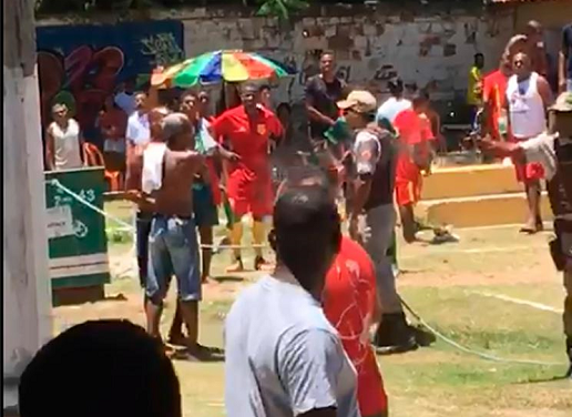 Imagens mostra o momento em que policial militar atira contra as pessoas (Foto: Reprodução) Imagens mostra o momento em que policial militar atira contra as pessoas (Foto: Reprodução)