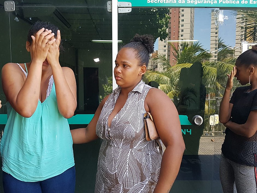 A diarista Jéssica de Jesus, 21 anos, chegou na manhã desta segunda-feira (21), acompanhada de pelo menos seis familiares, no Instituto Médico Legal Nina Rodrigues (IMLNR) (Foto: Nilson Marinho | CORREIO)
