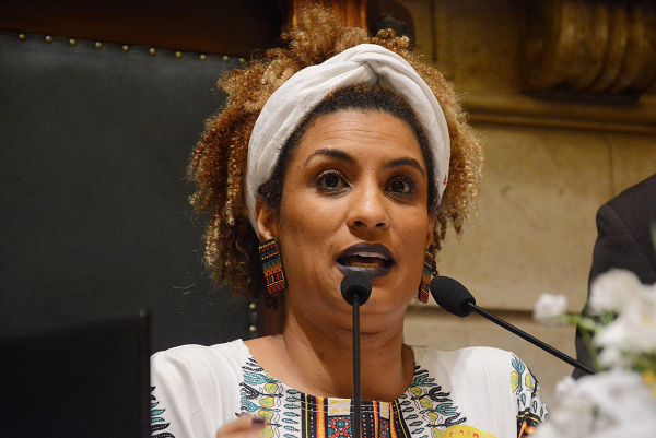 A vereadora Marielle Franco foi morta a tiros dentro de um carro, na Região Central do Rio. Além da vereadora, o motorista do veículo, Anderson Pedro Gomes, também foi baleado e morreu (Foto: Reprodução) A vereadora Marielle Franco foi morta a tiros dentro de um carro, na Região Central do Rio. Além da vereadora, o motorista do veículo, Anderson Pedro Gomes, também foi baleado e morreu (Foto: Reprodução)