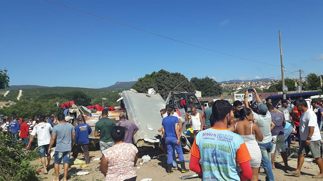 Grave batida entre carreta e micro-ônibus deixa mortos e feridos em Seabra, na Chapada Diamantina, Bahia (Foto: Nilson Santos | Blog Liberdade Bom Sucesso)