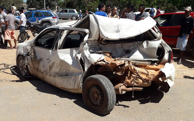 Um dos carros que foi atingido pela carreta no acidente em Seabra, na Chapada Diamantina (Foto: Nilson Santos | Blog Liberdade Bom Sucesso)
