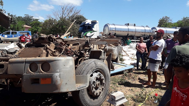 Carreta ficou sem cabine após batida com micro-ônibus em Seabra, na Chapada Diamantina (Foto: Nilson Santos | Blog Liberdade Bom Sucesso) Carreta ficou sem cabine após batida com micro-ônibus em Seabra, na Chapada Diamantina (Foto: Nilson Santos | Blog Liberdade Bom Sucesso)