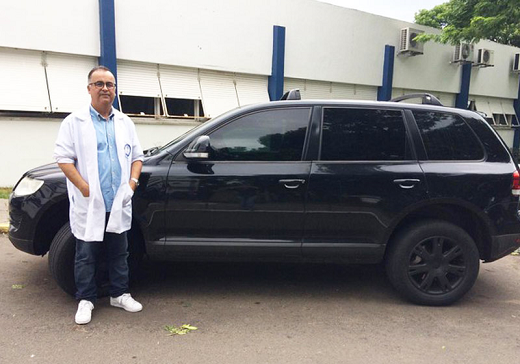 A Touareg é o único carro do médico. Esse desapego de José Carlos provocou uma corrente do bem (Foto: Reprodução) A Touareg é o único carro do médico. Esse desapego de José Carlos provocou uma corrente do bem (Foto: Reprodução)