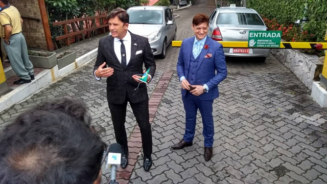 A chegada do médico e apresentador de TV surpreendeu os profissionais da imprensa que aguardavam a chegada do embaixador da Argentina (Foto: Reprodução)