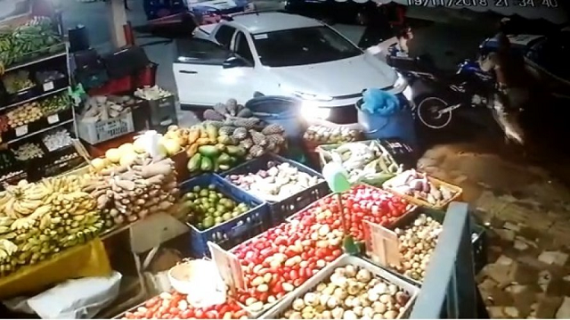 A câmera de vigilância de um estabelecimento comercial flagrou o momento do fim da perseguição (Foto: Reprodução)
