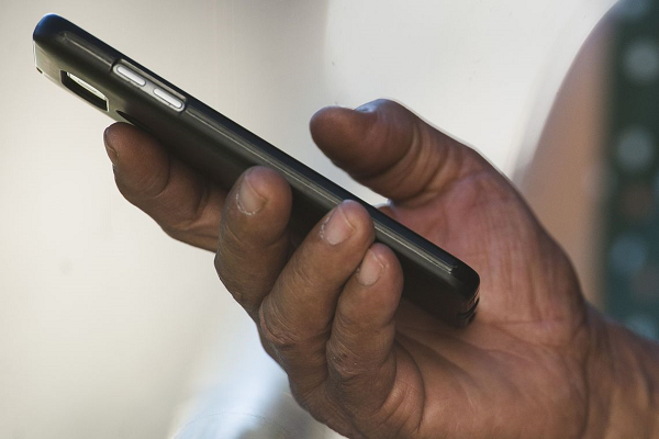 Os usuários já estão recebendo mensagens de SMS, informando que o aparelho irregular será bloqueado (Foto: Reprodução)