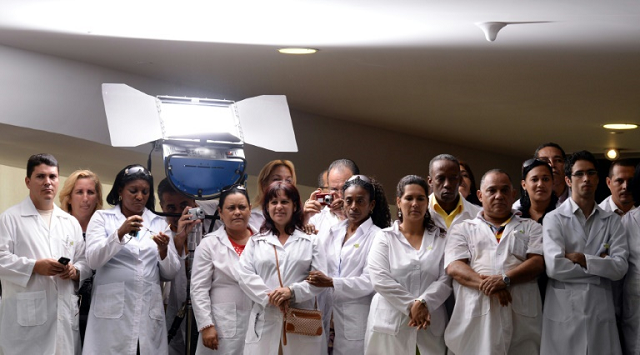 Médicos cubanos do Programa Mais Médicos são vistos em Brasília, no dia 22 de outubro de 2013 (Foto: AFP | Arquivos) Médicos cubanos do Programa Mais Médicos são vistos em Brasília, no dia 22 de outubro de 2013 (Foto: AFP | Arquivos)