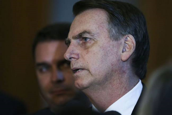 Presidente eleito, Jair Bolsonaro, reiterou neste sábado (29) que vai editar um decreto permitindo a posse de arma para quem não tem antecedentes criminais (Foto: Reprodução) Presidente eleito, Jair Bolsonaro, reiterou neste sábado (29) que vai editar um decreto permitindo a posse de arma para quem não tem antecedentes criminais (Foto: Reprodução)