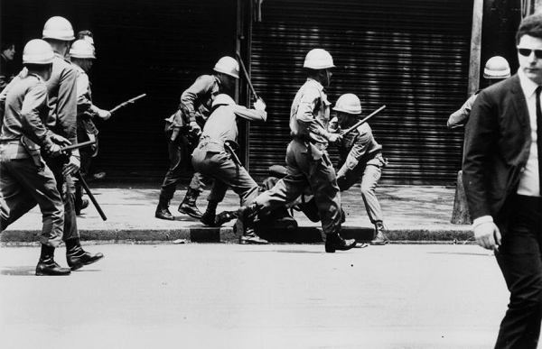 Policiais militares reprimem manifestantes em março de 1968, em São Paulo, meses antes do AI-5: rebeldia estudantil pressionou o governo do general Costa e Silva (Foto: Arquivo | Estadão Conteúdo) Policiais militares reprimem manifestantes em março de 1968, em São Paulo, meses antes do AI-5: rebeldia estudantil pressionou o governo do general Costa e Silva (Foto: Arquivo | Estadão Conteúdo)