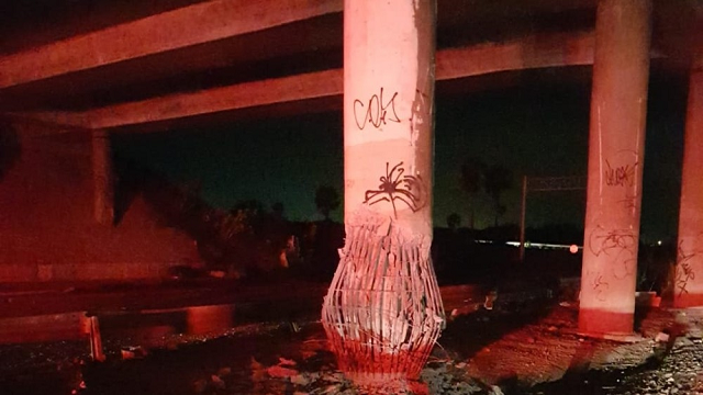 Cartas foram jogadas próximas a viaduto que sofreu ataque. (Foto: TV Jangadeiro) Cartas foram jogadas próximas a viaduto que sofreu ataque. (Foto: TV Jangadeiro)