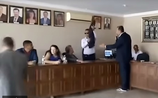 O fato veio à tona na última sessão do ano, dia 31 de dezembro, quando seria escolhida a mesa diretora que ficaria à frente do legislativo local até 2020 (Foto: Reprodução) O fato veio à tona na última sessão do ano, dia 31 de dezembro, quando seria escolhida a mesa diretora que ficaria à frente do legislativo local até 2020 (Foto: Reprodução)