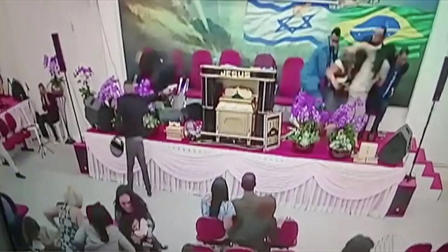 A celebração era transmitida ao vivo pela internet e as imagens mostram o atirador chegando e disparando contra a vítima (Foto: Print | Vídeo)