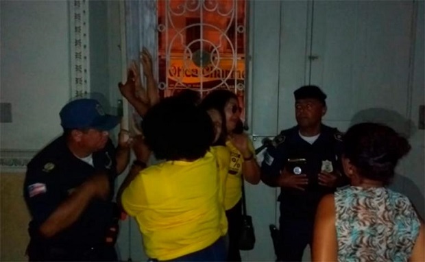Professores estariam sendo mantidos trancados sob vigilância da Guarda Municipal (Foto: Reprodução) Professores estariam sendo mantidos trancados sob vigilância da Guarda Municipal (Foto: Reprodução)