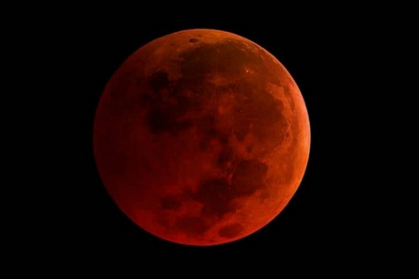 O satélite, na fase de lua cheia, estará completamente envolto em um manto avermelhado ou laranja (Foto: Reprodução) O satélite, na fase de lua cheia, estará completamente envolto em um manto avermelhado ou laranja (Foto: Reprodução)