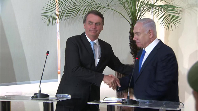 Bolsonaro e Netanyahu se cumprimentam durante encontro no Forte de Copacabana (Foto: Reprodução | TV Globo) Bolsonaro e Netanyahu se cumprimentam durante encontro no Forte de Copacabana (Foto: Reprodução | TV Globo)