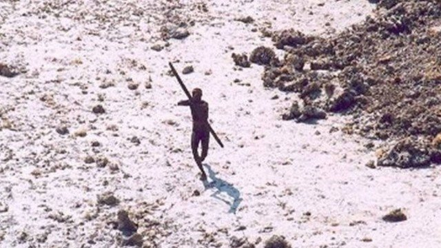 Indígena isolado aponta arco e flecha a 'intruso' em ilha remota do Índico (Foto: Reprodução)