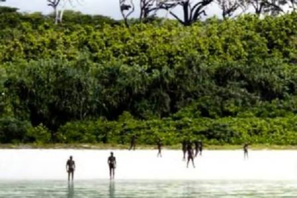 Moradores isolados de ilha indiana (Foto: Reprodução | Times Now)