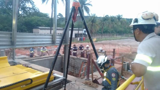 Os Bombeiros utilizaram um tripé para retirar o homem do fosso (Foto: Reprodução) Os Bombeiros utilizaram um tripé para retirar o homem do fosso (Foto: Reprodução)