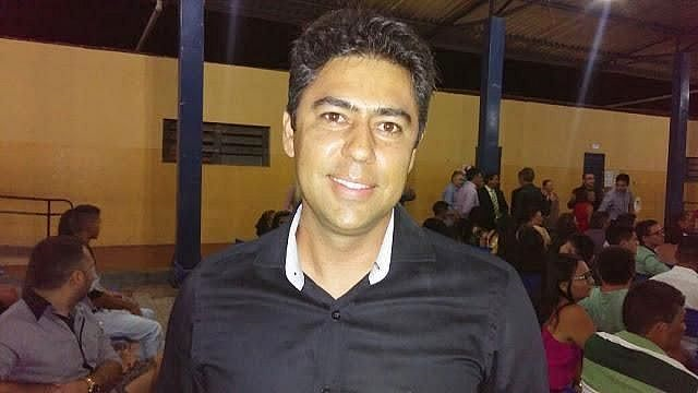 Alyson Azevedo, 37 anos, foi morto pelo pai, ao ser confundido com um assaltante na noite desta segunda-feira (12) (Foto: Reprodução) Alyson Azevedo, 37 anos, foi morto pelo pai, ao ser confundido com um assaltante na noite desta segunda-feira (12) (Foto: Reprodução)