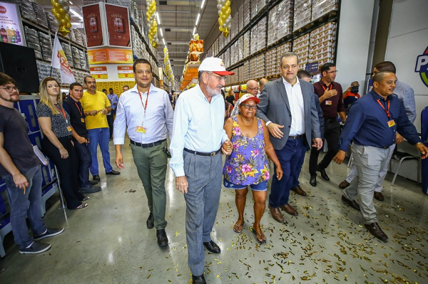 Maria José Alexandre, 70 anos, foi a primeira cliente a entrar na loja e estava ansiosa para a inauguração (Foto: Kelvi Lima)