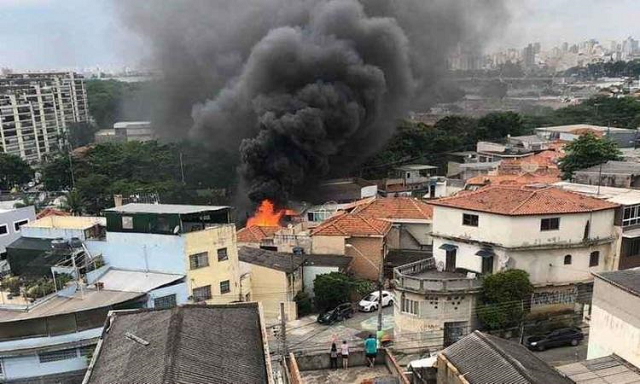 O avião caiu na tarde desta sexta-feira, 30, próximo ao aeroporto de São Paulo (Foto: Reprodução)