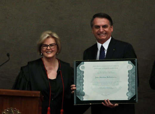 Os diplomas são assinados pela presidente do TSE, ministra Rosa Weber (Foto: Reprodução)