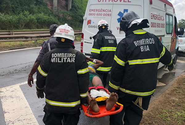 Vítima levada para hospital por ambulância do Samu (Foto: Corpo de Bombeiros Militar da Bahia)