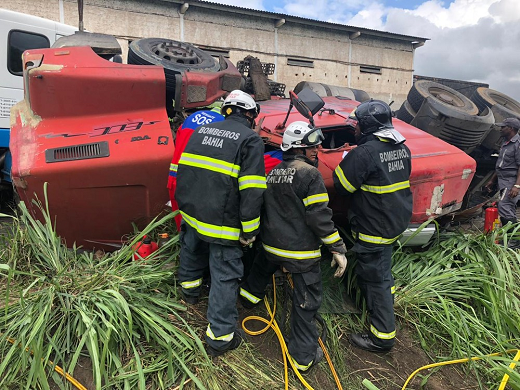 Homem foi resgatado das ferragens de caminhão em Candeias (Foto: Corpo de Bombeiros Militar da Bahia)