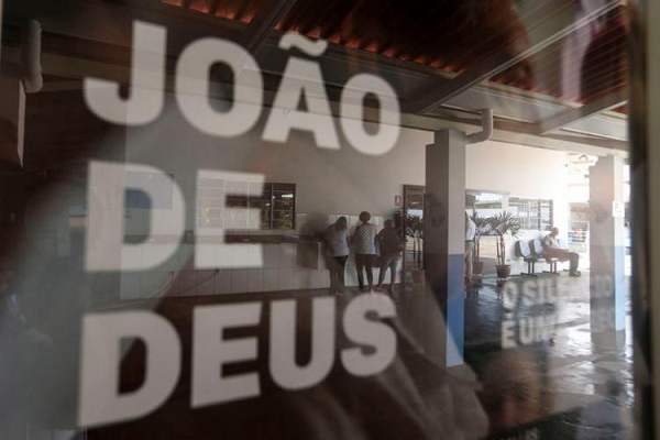Movimentação na Casa de Dom Inácio onde o médium realiza atendimento (Foto: Reprodução) Movimentação na Casa de Dom Inácio onde o médium realiza atendimento (Foto: Reprodução)