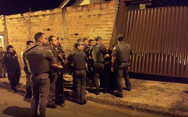 Depois de negociações tensas, a polícia ouviu um disparo e invadiu o imóvel (Foto: Reprodução)
