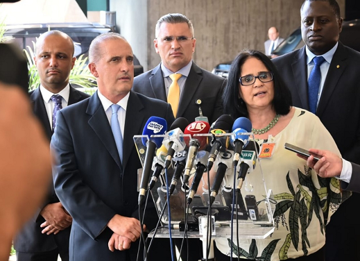 Após ser anunciada para o comando do Ministério de Mulheres e Direitos Humanos, Damares Alves fez seu primeiro pronunciamento à imprensa como ministra (Foto: Rafael Carvalho | Governo de Transição) Após ser anunciada para o comando do Ministério de Mulheres e Direitos Humanos, Damares Alves fez seu primeiro pronunciamento à imprensa como ministra (Foto: Rafael Carvalho | Governo de Transição)