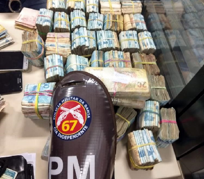 Suspeito não soube informar a origem da quantia encontrada pela polícia (Foto: Divulgação) Suspeito não soube informar a origem da quantia encontrada pela polícia (Foto: Divulgação)