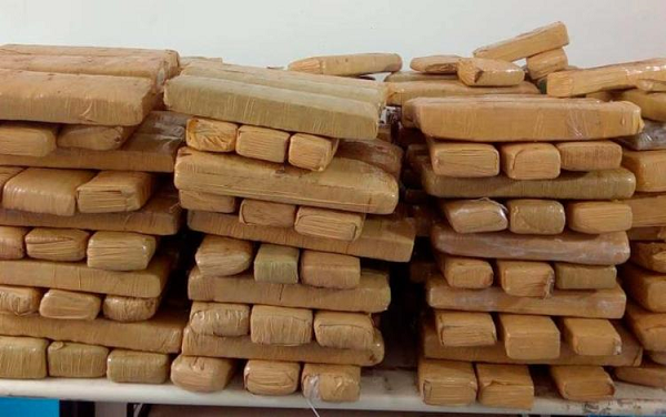 Polícia apreendeu a droga na BA-242 (Foto: Divulgação | Polícia Civil) Polícia apreendeu a droga na BA-242 (Foto: Divulgação | Polícia Civil)