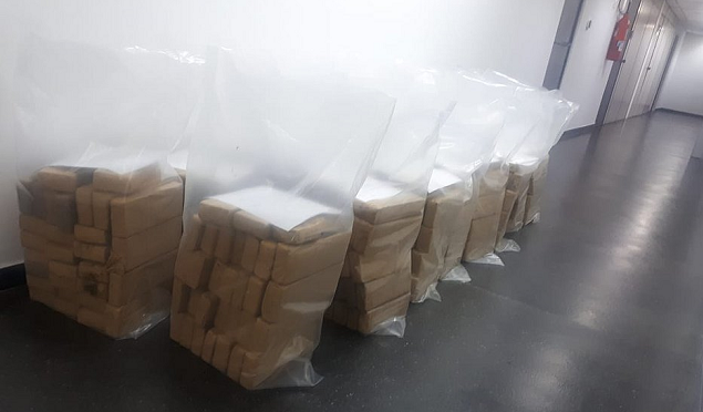 Segundo a polícia, casa de praia em Lauro de Freitas era utilizada para armazenar e distribuir entorpecentes (Foto: Divulgação) Segundo a polícia, casa de praia em Lauro de Freitas era utilizada para armazenar e distribuir entorpecentes (Foto: Divulgação)