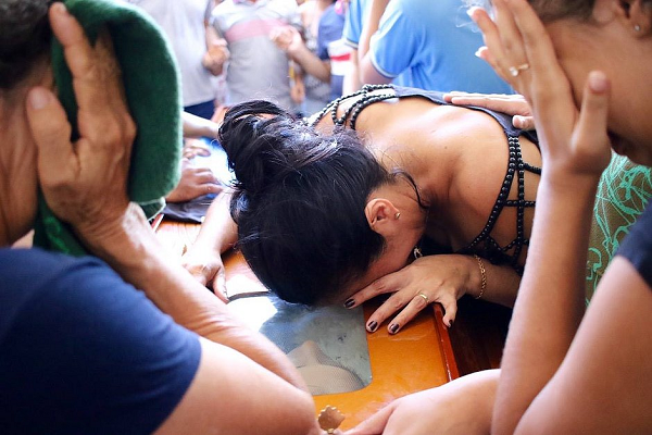 Clima foi de revolta e comoção durante o sepultamento das vítimas (Foto: Fábio Lima | O Povo) Clima foi de revolta e comoção durante o sepultamento das vítimas (Foto: Fábio Lima | O Povo)