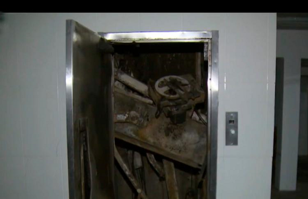 Elevador passa por serviço de manutenção quando houve uma explosão (Foto: Reprodução) Elevador passa por serviço de manutenção quando houve uma explosão (Foto: Reprodução)