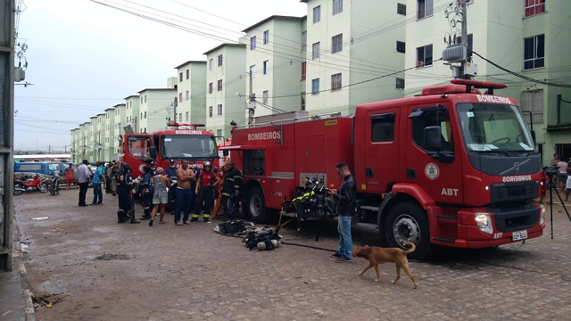 Bombeiros aturam no combate as chamas na madruga de terça-feira (4) (Foto: Divulgação) Bombeiros aturam no combate as chamas na madruga de terça-feira (4) (Foto: Divulgação)