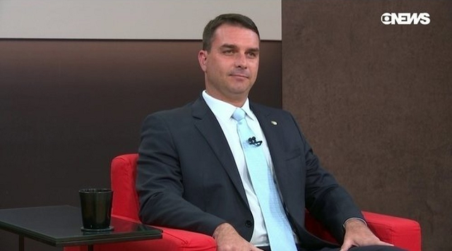 O senador eleito Flávio Bolsonaro (PSL-RJ) durante entrevista à GloboNews (Foto: Reprodução | GloboNews) O senador eleito Flávio Bolsonaro (PSL-RJ) durante entrevista à GloboNews (Foto: Reprodução | GloboNews)
