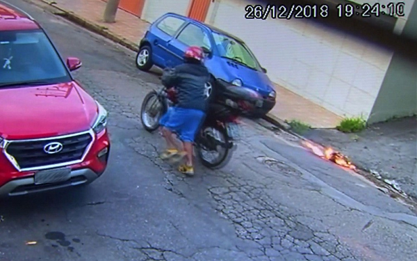 Edilson Bispo foge com a moto após atear fogo à ex-mulher (Foto: TV Globo | Reprodução) Edilson Bispo foge com a moto após atear fogo à ex-mulher (Foto: TV Globo | Reprodução)