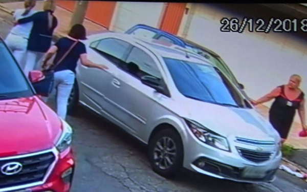 Em seguida, Josefa é amparada por outras mulheres que passavam pelo local (Foto: TV Globo | Reprodução) Em seguida, Josefa é amparada por outras mulheres que passavam pelo local (Foto: TV Globo | Reprodução)