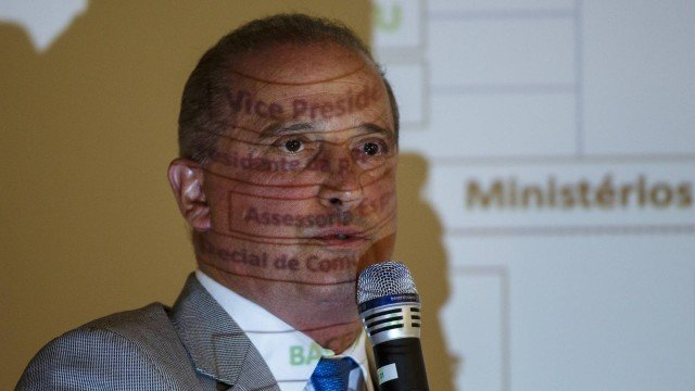 O futuro ministro da Casa Civil, Onyx Lorenzoni, durante entrevista coletiva (Foto: Daniel Marenco)   